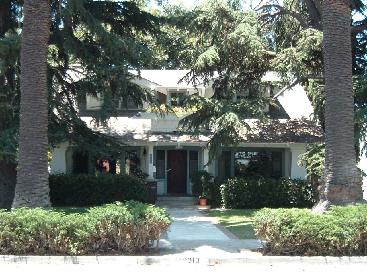 A slightly different shot of the private home used as the exterior for Buffy Summers's house on Buffy the Vampire Slayer.