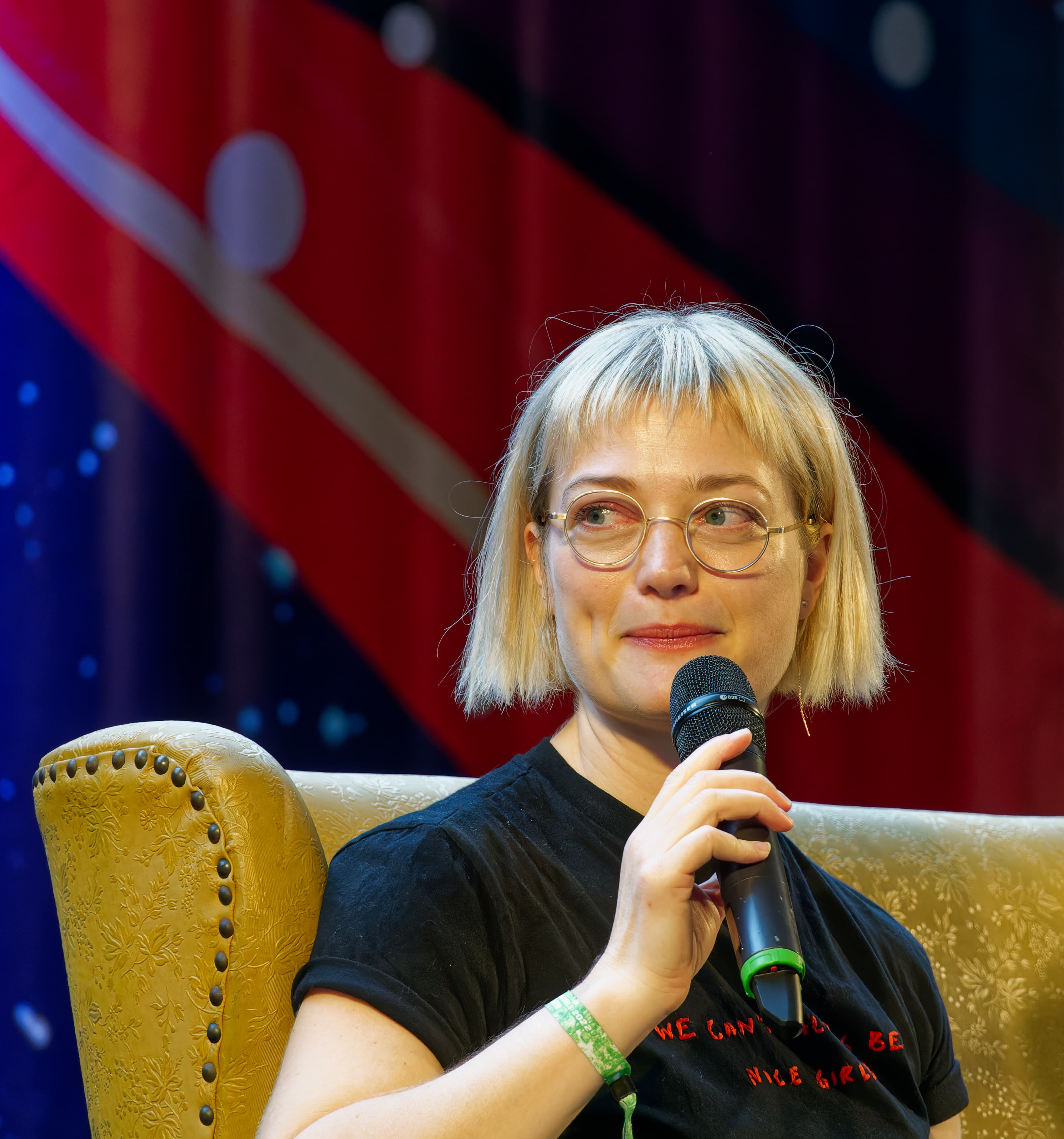 Author : @Kiri Karma Comiccon Brussels 2022 - Autumn - Q&A Alison Sudol Alison Sudol aka Queenie Goldstein Fantastic Beasts Our next guest is an immensely talented actress and musician who came to rise in the Harry Potter prequel franchise Fantastic Beasts and Where To Find Them as the role of the beloved witch Queenie Goldstein opposite co-stars Eddie Redmayne, Jude Law, Ezra Miller and Mads Mikkelsen! We are of course talking about the amazing Alison Sudol! In the movies she plays Tina Goldstein's younger sister and has the talent of being a very skilled Legilimens (someone who can read minds). She and Jacob Kowalski fall deeply in love, but she falls in the claws of the evil wizard Grindelwald. Currently Alison Sudol is working on a British independent movie called BONUS TRACK. ( Comic con brussels is your celebration of geek culture in the heart of europe! You will find us at the beautiful Tour & Taxis site near the Brussels North train station. At Comic Con Brussels you will find Dealers, Artists, Actors, ... It's a Con that brings together all the things you love: Comics, cosplay, gaming, films, manga, collectibles, anime, tv series, clothing, toys, gadgets and lots more!!! There are still tickets at the register - Cosplay ticket 25 euro & standard ticket 30 euro )