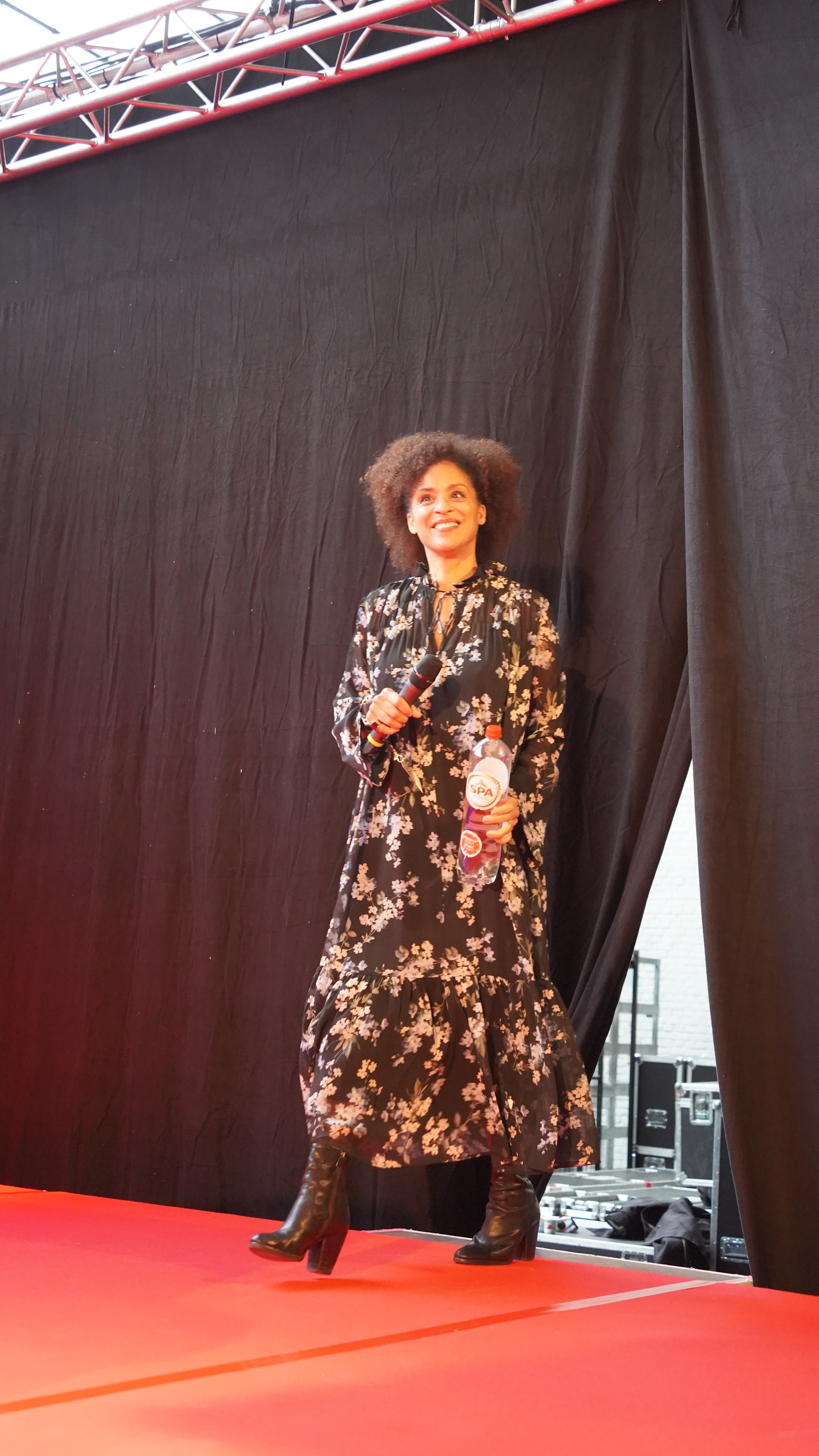 Comiccon Brussels 2021 - Q&A Karyn Parsons Karyn Parsons aka Hilary Banks The Fresh Prince of Bel-Air Guess who's back to meet her fans and will be joining Fresh Prince Of Bel-Air co-star Joseph Marcell at Comic Con Brussels? Indeed! We're talking about Karyn Parsons aka Hilary Banks! Hilary was the oldest daughter of the Banks family and was portayed as a typical snob, who could sometimes come off as arrogant! She is stereotyped as a mean Valley girl, but Will gets along better with her than with Carlton in the beginning of the show. Hilary's career grows enormously in the show as she becomes a weathergirl, then a news reader and ends up getting her own talkshow! Come and meet her at Comic Con Brussels, she will be present on both days for autographs and photoshoots. ( Comic Con Brussels is your celebration of geek culture in the heart of Europe! You will find us at the beautiful Tour & Taxis site near the Brussels North train station. At Comic Con Brussels you will find Dealers, Artists, Actors, ... It's a Con that brings together all the things you love: Comics, cosplay, gaming, films, manga, collectibles, anime, tv series, clothing, toys, gadgets and lots more!!! )